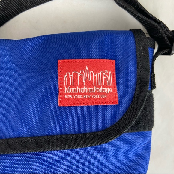 Manhattan Portage Messenger Bag Hook & Loop Closure Zip Pocket Royal Blue NWT - Picture 3 of 11